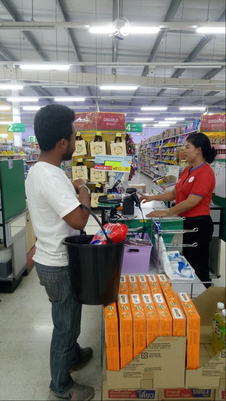 Tailandia prohibido el uso de plástico - Utiliza un balde para llevar sus compras