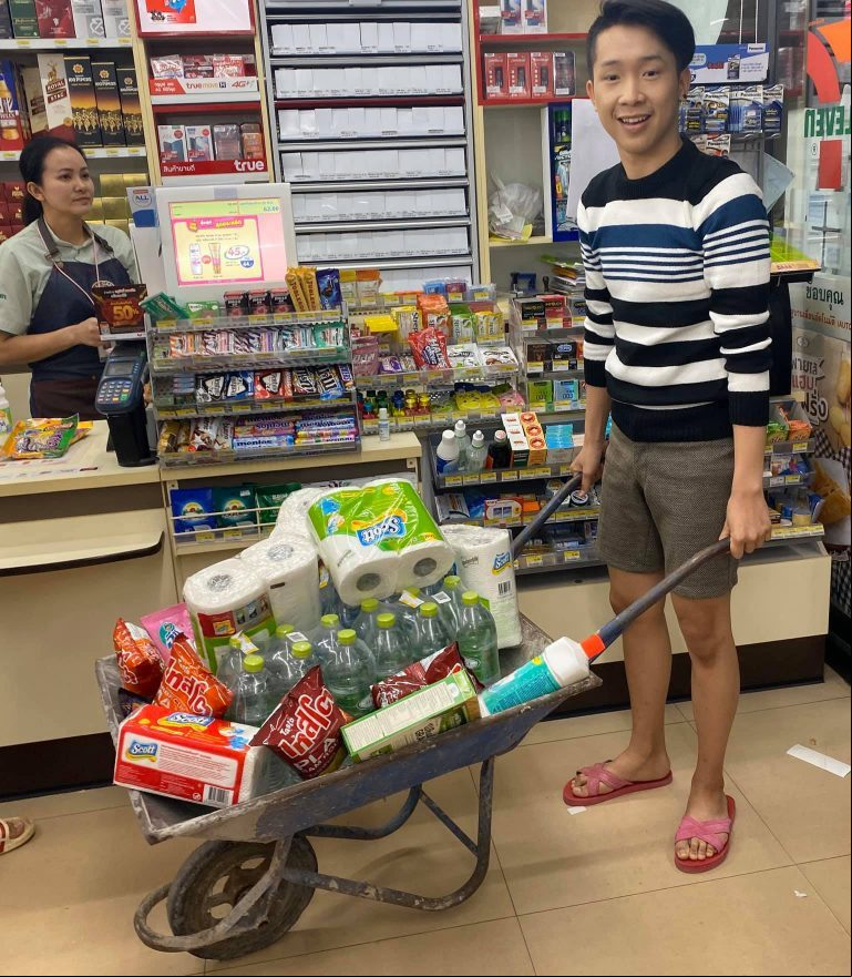 Tailandia prohibido el uso de plástico - llevando toda las compras en una carretilla